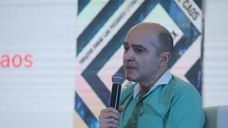 El escritor Geney Beltrán presentó El vértigo del caos durante su participación en la FeliUAS, donde dialogó con lectores sobre literatura e imaginación.