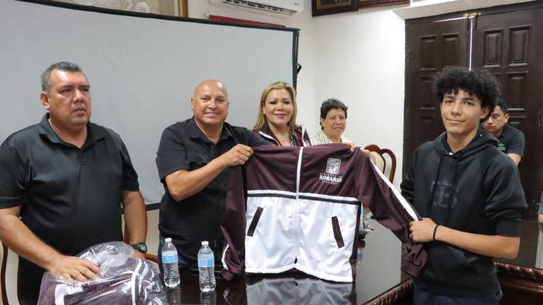 Los jóvenes beneficiados recibieron sus uniformes para la nueva temporada.