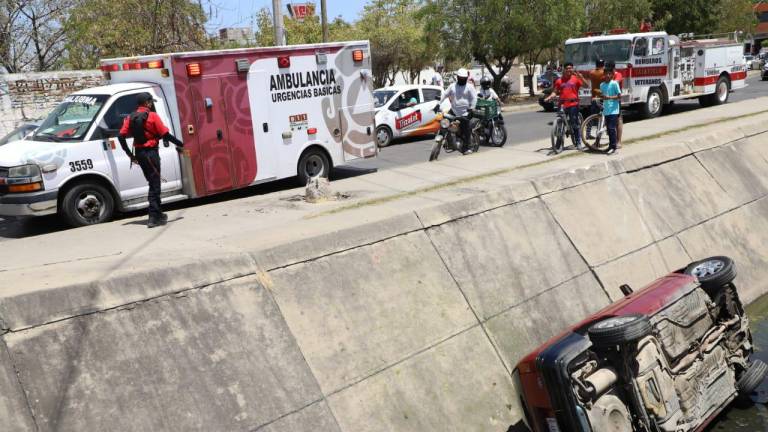 Camioneta golpea automóvil y lo manda a un canal pluvial en Mazatlán