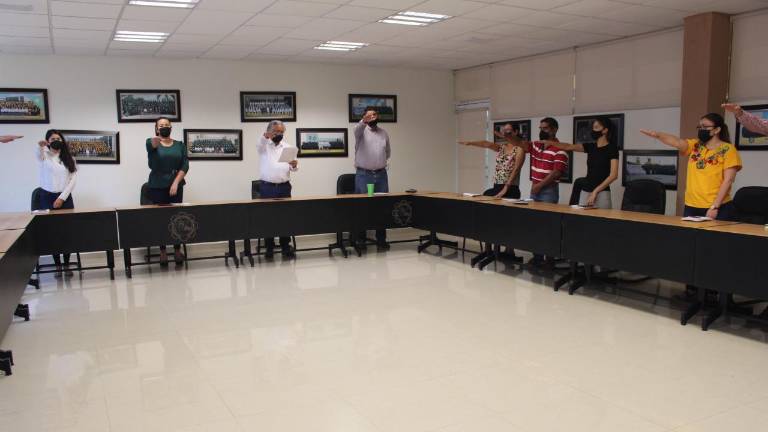 La toma de protesta dirigida por el Dr. Juan Manuel Mendoza Guerrero.