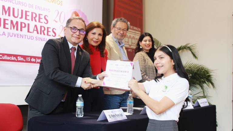 El Colegio de Sinaloa entregó reconocimientos a las ganadoras del Concurso de Ensayo de Mujeres Ejemplares.