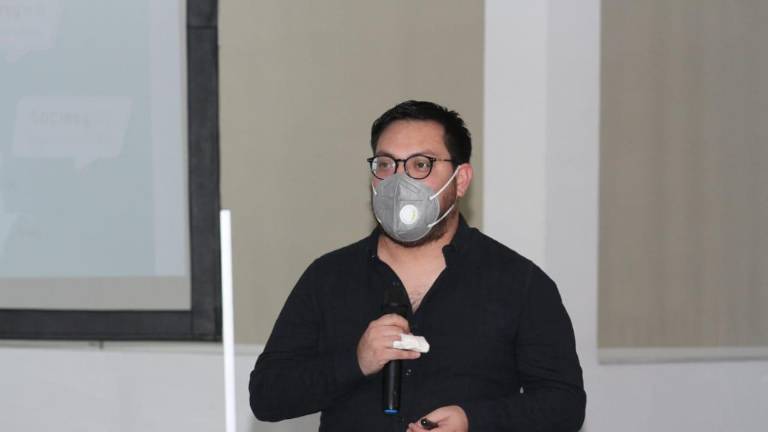 Moisés Jiménez Reyes, en conferencia para integrantes del Colegio de Ingenieros Civiles de Mazatlán.