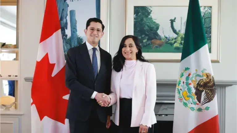 Canciller Roberto Velasco y su homóloga canadiense Anita Anand.