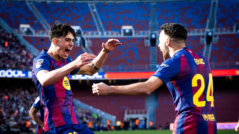 El FC Barcelona venció 3-0 al Levante en el Camp Nou y retomó la cima de LaLiga tras la derrota del Real Madrid ante Osasuna.