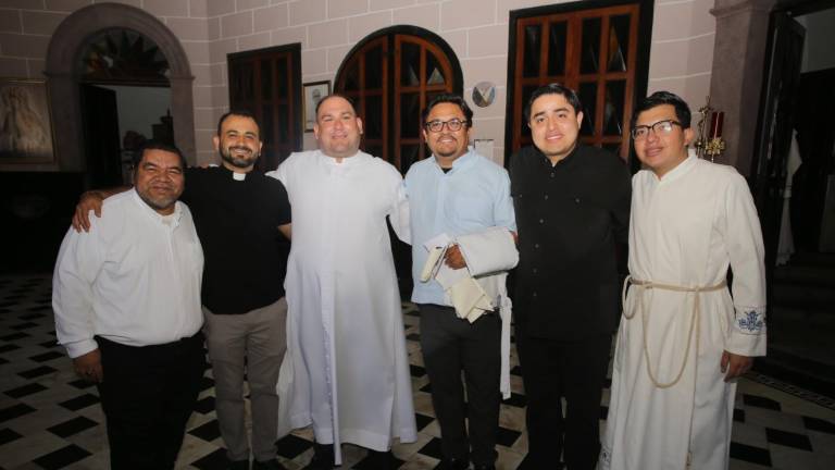 Sacerdotes renuevan sus votos en la Misa Crismal