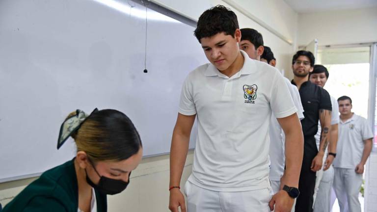 Estudiantes de la Facultad de Odontología de la UAS acudieron a recibir sus vacunas durante la jornada organizada por la UAS y el IMSS.