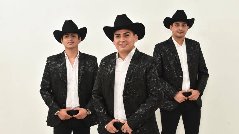 Los Plebes de la Cuadra enamoran con su tema Eres mi otra mitad.
