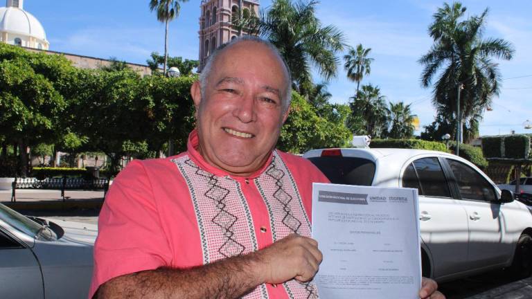 Félix Crespo Osuna, profesor jubilado, se registra como aspirante a la candidatura de Morena por la Alcaldía de Escuinapa.