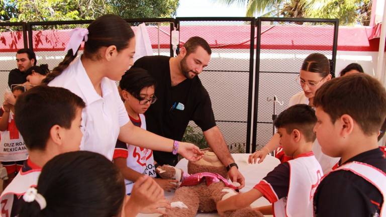 Niños y niñas realizaron un simulacro de atención de paciente (con maniquís y peluches), práctica de RCP, traslado de paciente de ambulancia al hospital.
