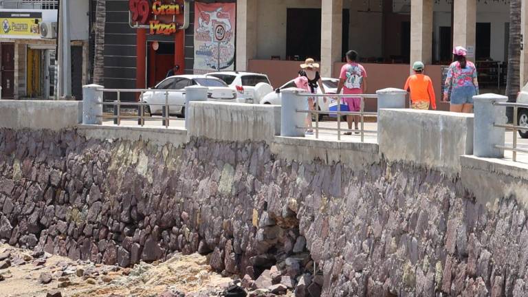 Un hueco entre las piedras y la arena del malecón, en el Paseo Claussen, genera preocupación por el posible riesgo de un socavón.