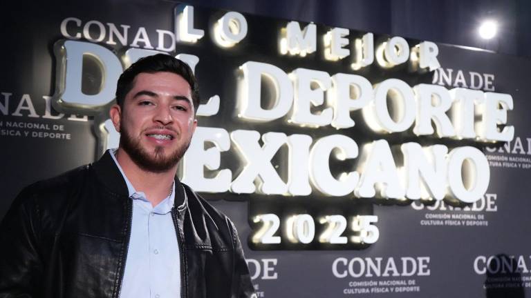 Luis Carlos López Valenzuela es premiado.