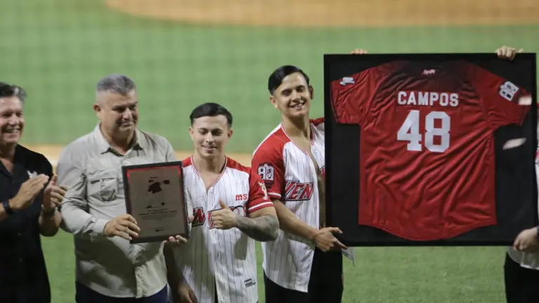 Con la ovación de la afición, Francisco Campos Machado se convirtió en inmortal de Venados de Mazatlán al ser retirado su número 48.