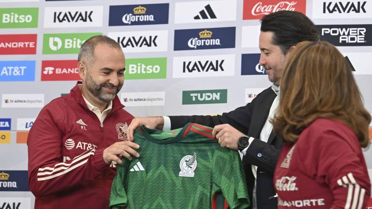 Pedro López (izq.) recibe la casaca tricolor de manos de Yon de Luisa.