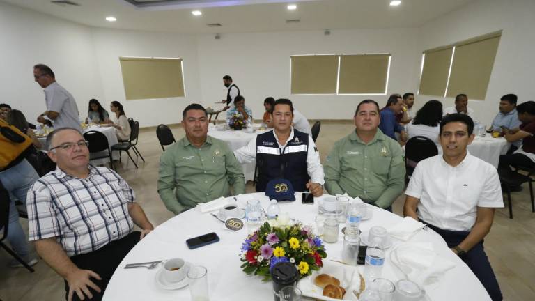 Celebran con un desayuno su día los ingenieros de Mazatlán