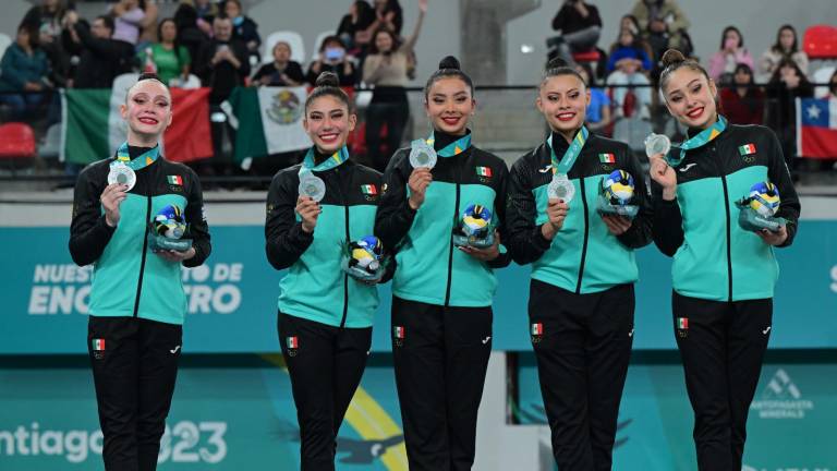 Las gimnastas mexicanas suben al podio.