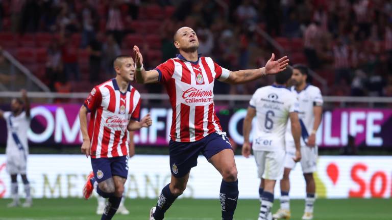 Chicharito marca su primer gol del torneo en triunfo de Chivas ante Puebla