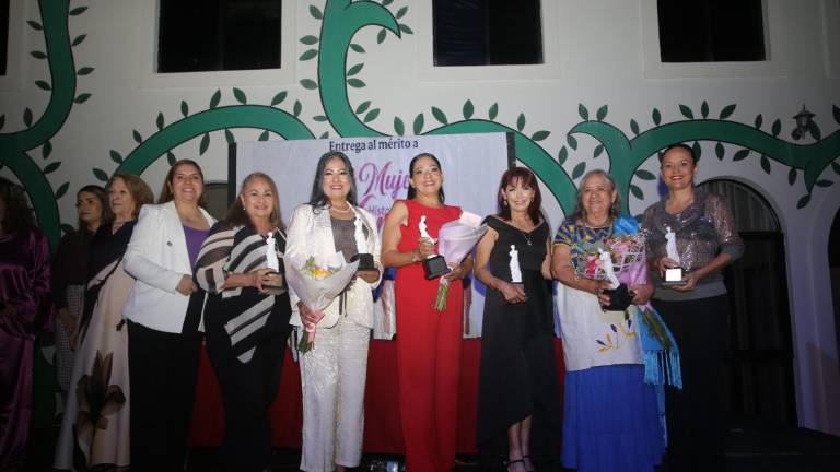 Seis mujeres de Mazatlán fueron reconocidas por su trayectoria y contribución en diversos sectores durante ceremonia en el Museo de Arte.