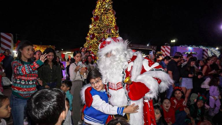 El Hada Caramelo, el Grinch y Santa Clos animaron el escenario principal de la Verbena Culiacán 2025 el sábado.