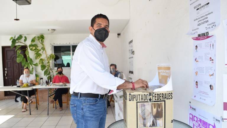 Chuy Valdés emite su voto e invita a la ciudadanía a ejercer este derecho