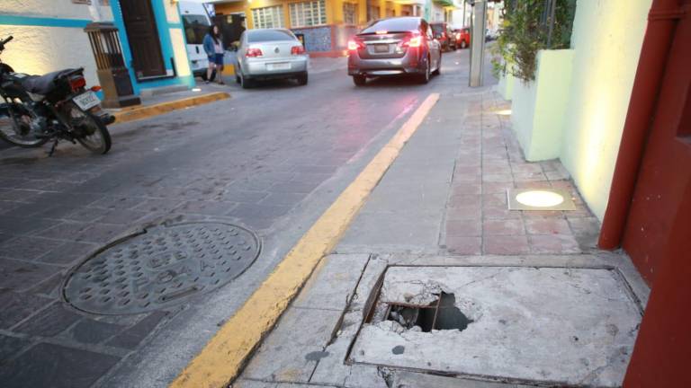 Banquetas dañadas, cruces peligrosos y falta de árboles, los retos de los peatones en Culiacán