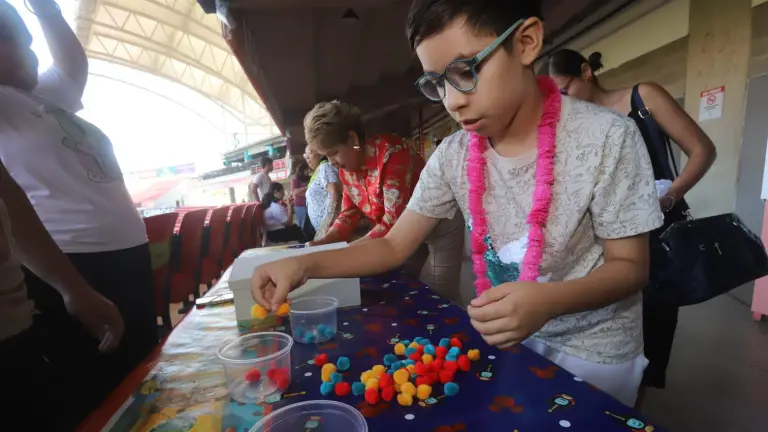 Cientos de niñas, niños y jóvenes con discapacidad disfrutan de una fiesta en el Estadio Teodoro Mariscal.