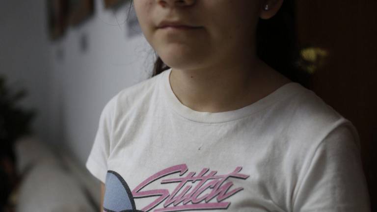 Jomari, de 11 años, desea añadir más muñecos a su pequeña colección.