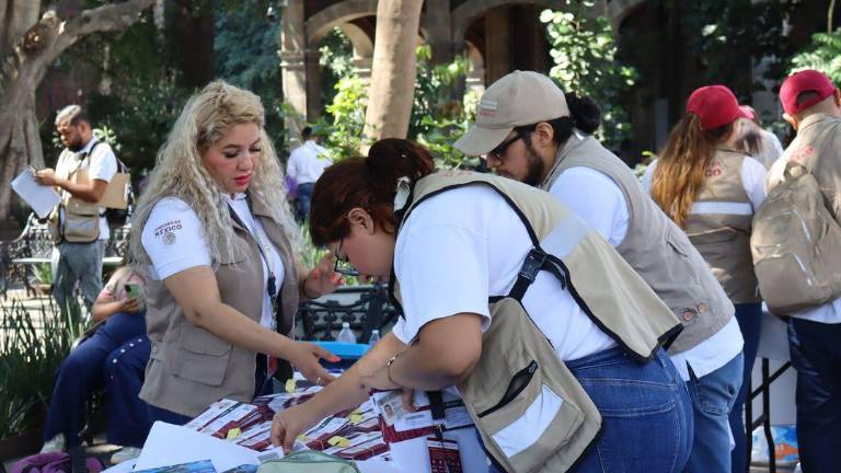 Servidores de la Nación en proceso de entrega de las tarjetas de Bienestar.
