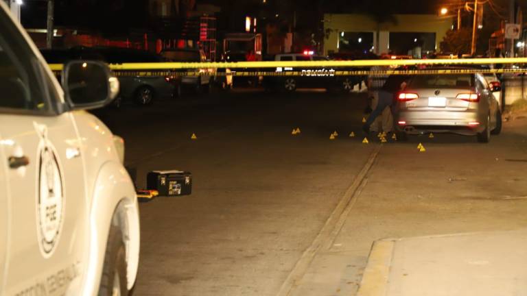 Escena del asesinato de dos jóvenes en Mazatlán, este domingo.