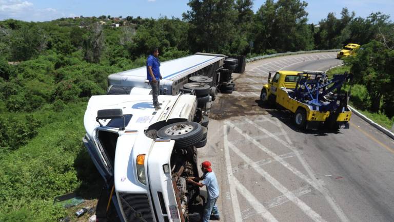Vuelca tráiler en curva de acceso a la Maxipista Mazatlán-Culiacán