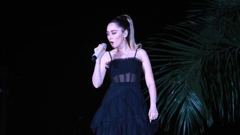 La cantante Carolina Ross deleitó a los asistentes con su melodiosa voz.