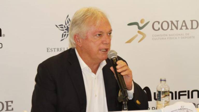 Jorge Robledo, presidente de la Federación Mexicana de Golf, anuncia el evento.