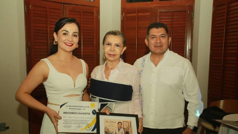 María Verónica Herrera Linares recibió el reconocimiento de manos de Aurora Berenice Moreno Ahumada y Marcos A. Cruz Peña.