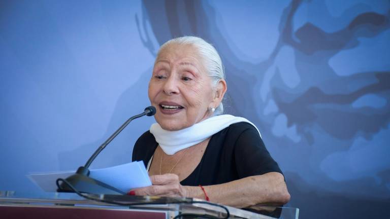 La maestra Martha Salazar agradece el premio.