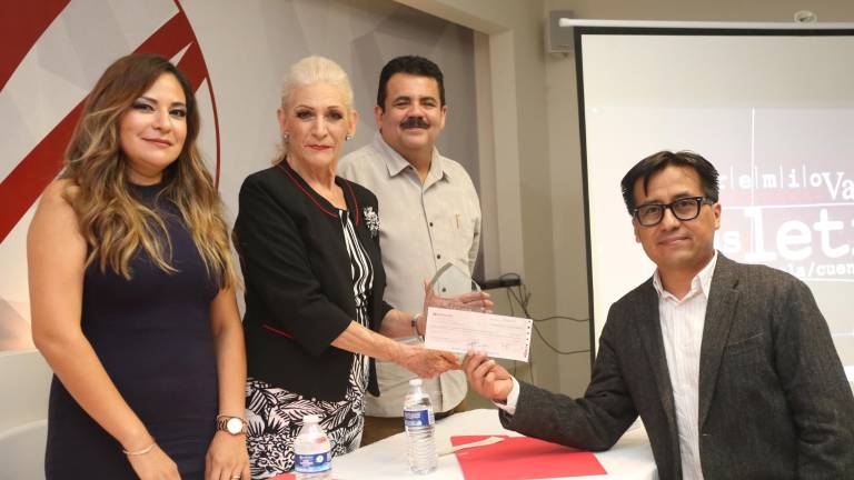 Galilea Martell, Olga María Enciso y Juan José Rodríguez con el ganador de la categoría Novela, Enrique Escalona.