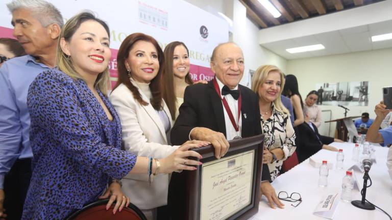 Pescador Osuna fue galardonado con una medalla al mérito y un reconocimiento por sus aportaciones en el análisis y desarrollo del sistema educativo de México.