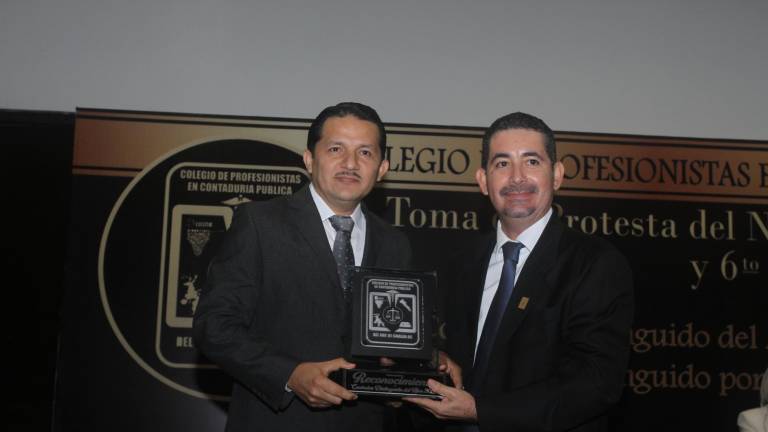 Ismael Beltrán Niebla, galardonado como el Contador Distinguido del año 2021 recibe su reconocimiento de manos de Leonardo Octavio Segovia Aguilar.