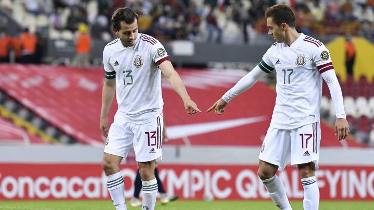 Sebastián Córdova (der.) marca tres goles por la Selección Mexicana.