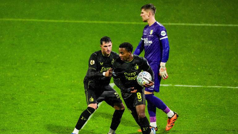Santiago Giménez (izq.) no pudo hacerse presente en el marcador.