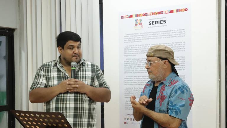 Mario Alberto Chávez Noriega, coordinador del Museo de Arte de Mazatlán, le da la bienvenida al artista.