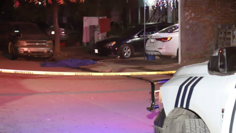 Elementos de seguridad y cuerpos de auxilio encontraron a un hombre muerto y otro herido en el fraccionamiento Alborada.