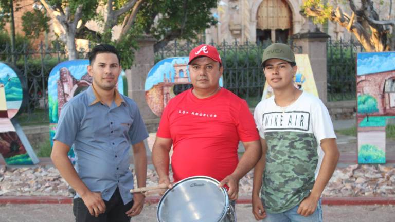 Felipe Lizárraga Ruiz y sus hijos, Jesús y Sebastián, continúan una tradición musical marcada por la disciplina y pasión.