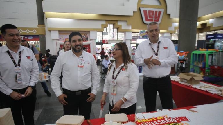 Clientes y trabajadores de Casa Ley Plaza El Mar celebraron el 72 aniversario de la cadena con un pastel de 12 metros.