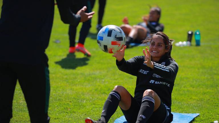 La futbolista Kenti Robles en su entrenamiento son la Selección Mexicana femenil de futbol.