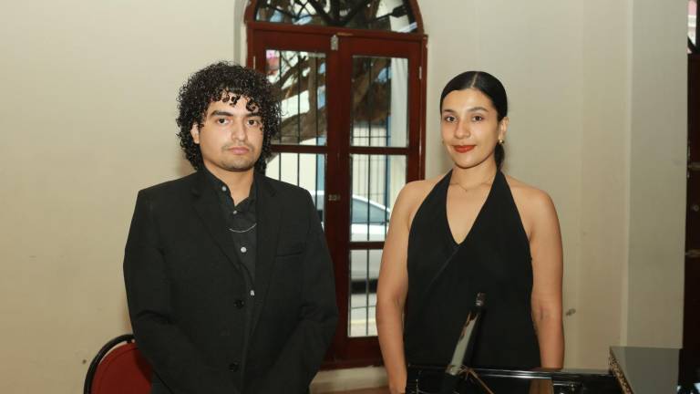 Isaac Verdugo y Deneb Guzmán Madrigal durante el recital que se ofreció en el Museo de la Música.