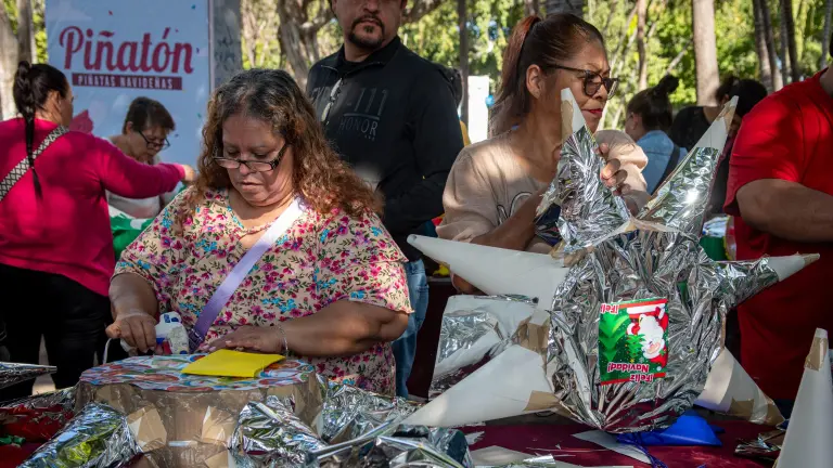 Comités vecinales en Culiacán participaron en el taller de elaboración de piñatas.