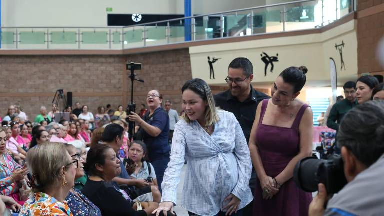La Goberandora Yeraldine Bonilla Valverde encabeza la entrega de prótesis y aparatos funcionales.