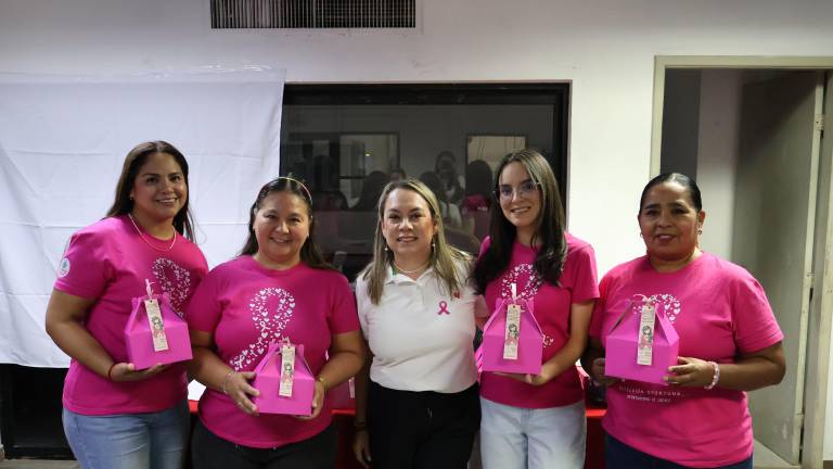 Elva Aguirre entre las expositoras, Gianna Aguilar, Anel Flores, América Arriola y Marcela Miranda.