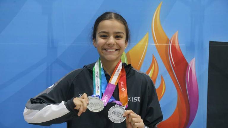 María Luna presume sus dos medallas de plata.
