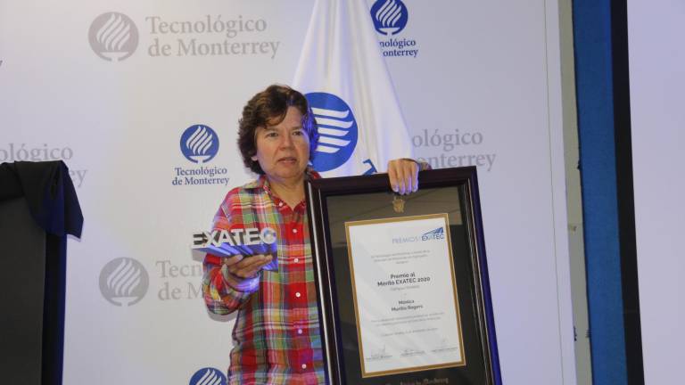Mónica Murillo Rogers recibe el Premio Exatec 2020.