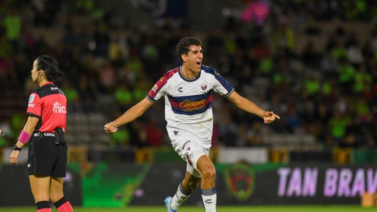 Nico Carrera celebra el gol que le dio los tres puntos al Atlante.